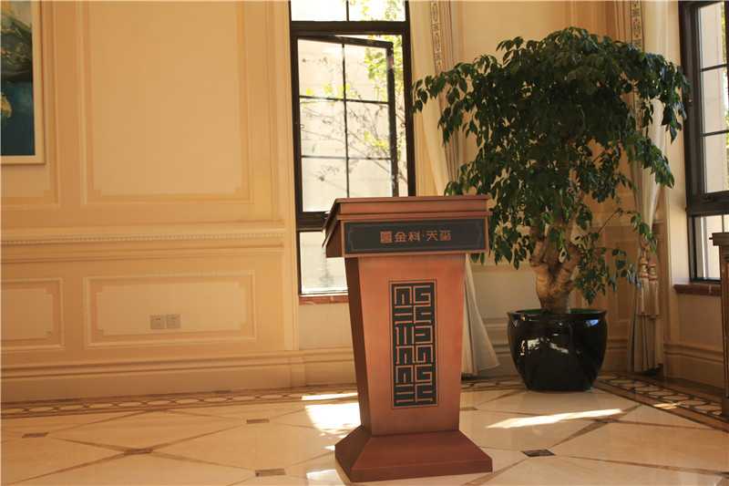 在標(biāo)識設(shè)計中，色彩帶給人的感受