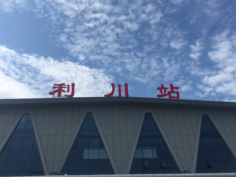 客運(yùn)車站進(jìn)、出站通道區(qū)有哪些靜態(tài)標(biāo)識(shí)？